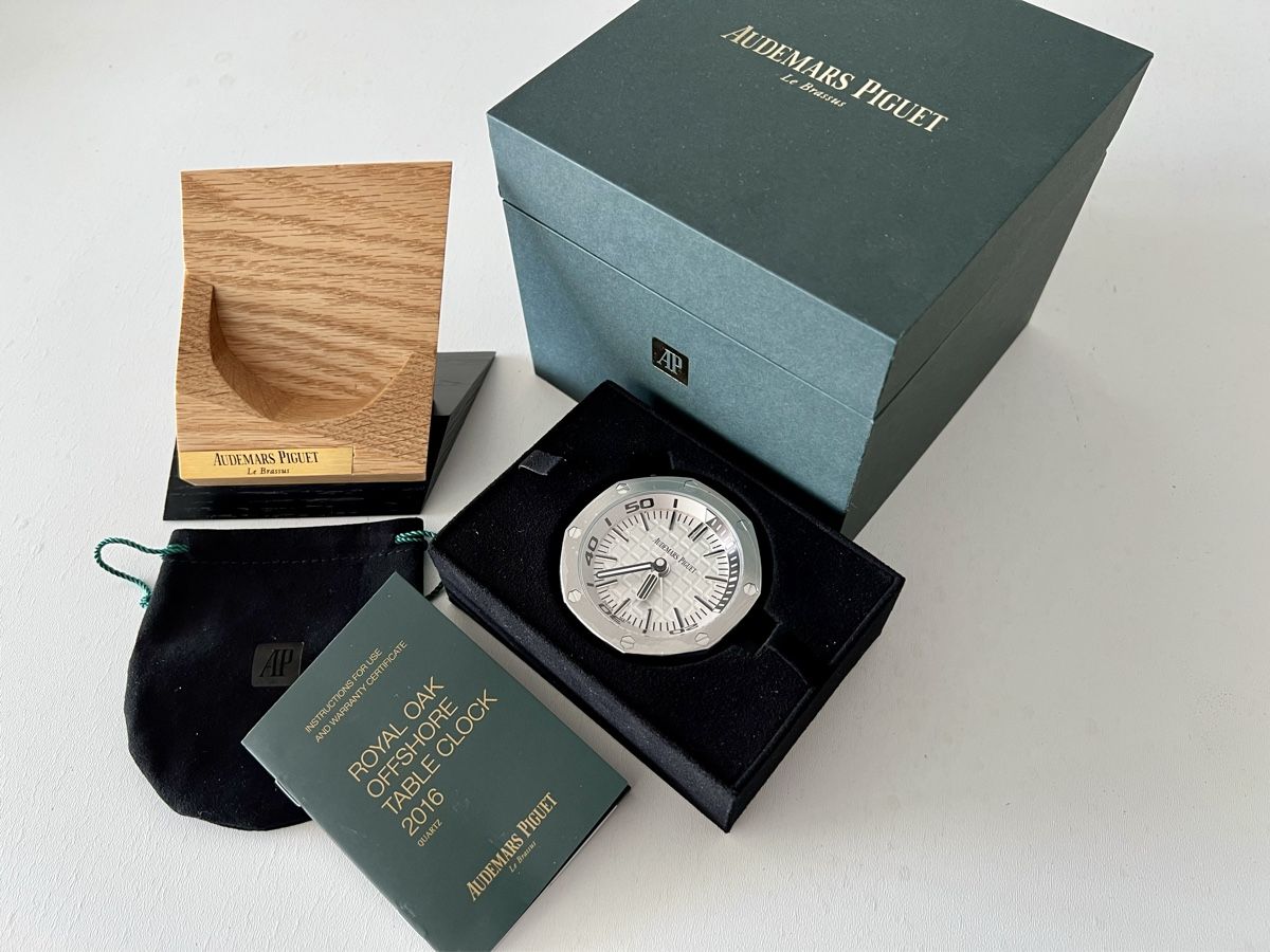 Sveglie: Audemars Piguet Royal Oak Offshore Table Clock 2016, SRP3500 – Nuovo e nell'imballaggio originale da Le Mont-sur-Lausanne venduto da LycaGallery 8