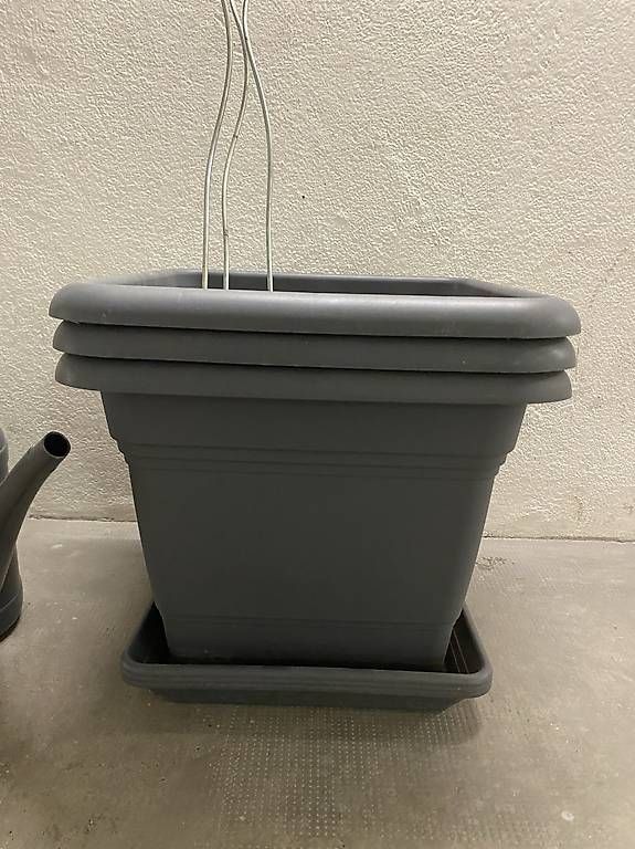 Pots de fleurs: Bacs à tomates – D'occasion à Lausanne par keriea 1