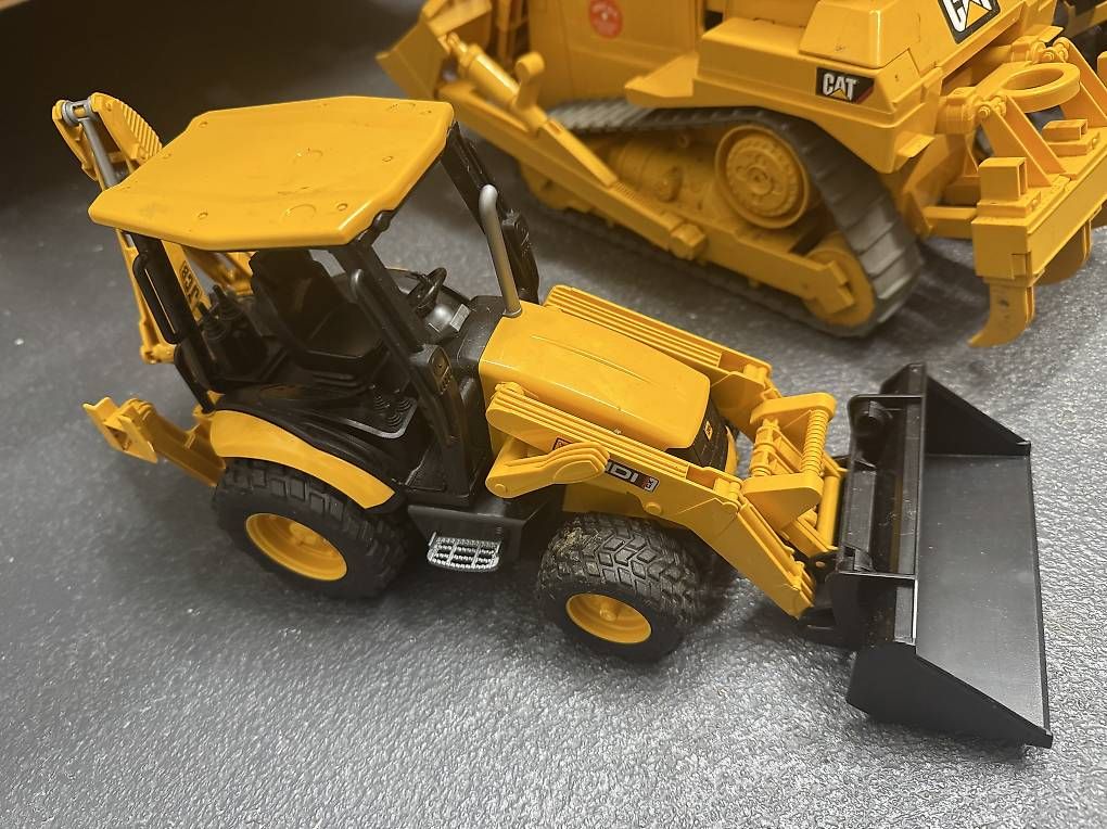 Escavatori: Caterpillar + escavatori Bruder – Usato da Torricella venduto da robily 1