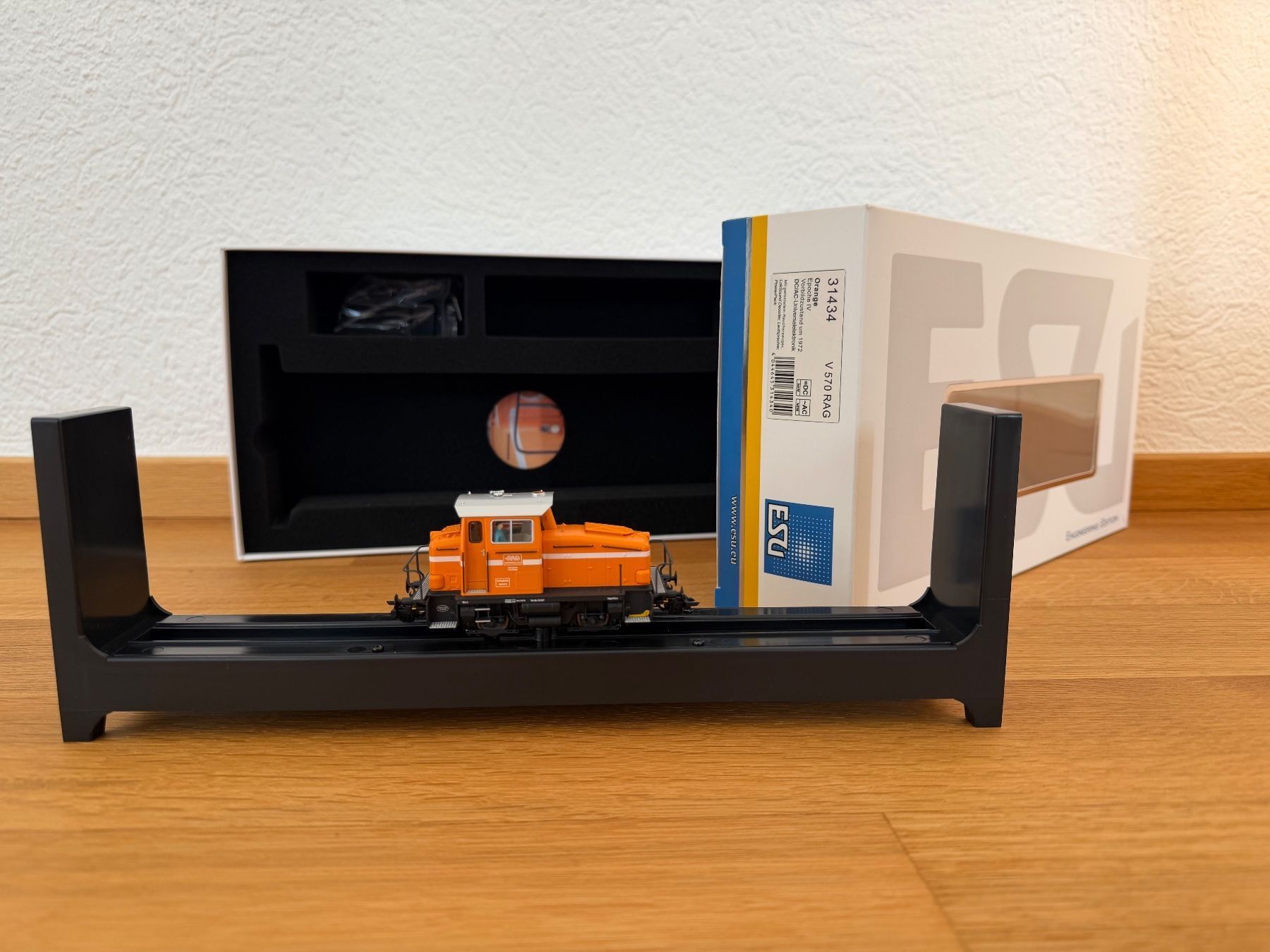 Esu Modelleisenbahnen: V 570 RAG Epoche IV 31434 – Gebraucht aus hünenberg See von Dpch