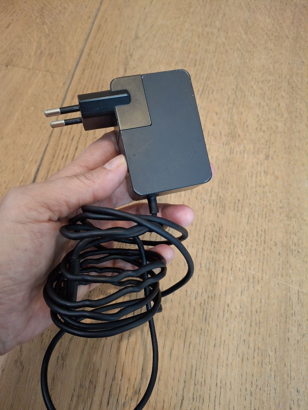 Caricabatterie: Microsoft Surface Netzteil 24W Modell 1736 Ladegerät  – Usato da Cham venduto da Girasol3 2