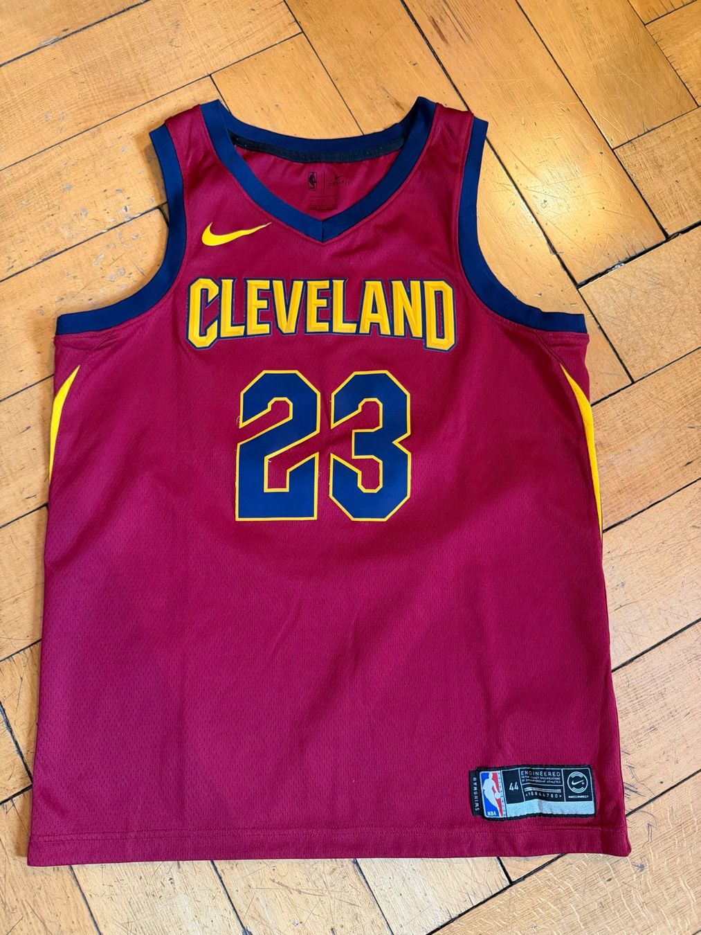 Canottiere & Pantaloni: Maillot Cleveland Cavaliers LeBron James 23 – Usato da Genève venduto da rij_7zrr