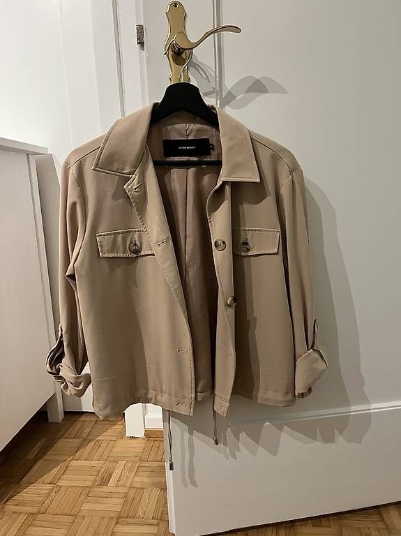 Giacche: LEICHTE BEIGE JACKE – Usato da Maur venduto da tab_z9rh 1