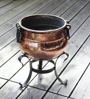 grosser Kupferkessel mit Schmiedeisenfuss, H gesamt 46 cm
