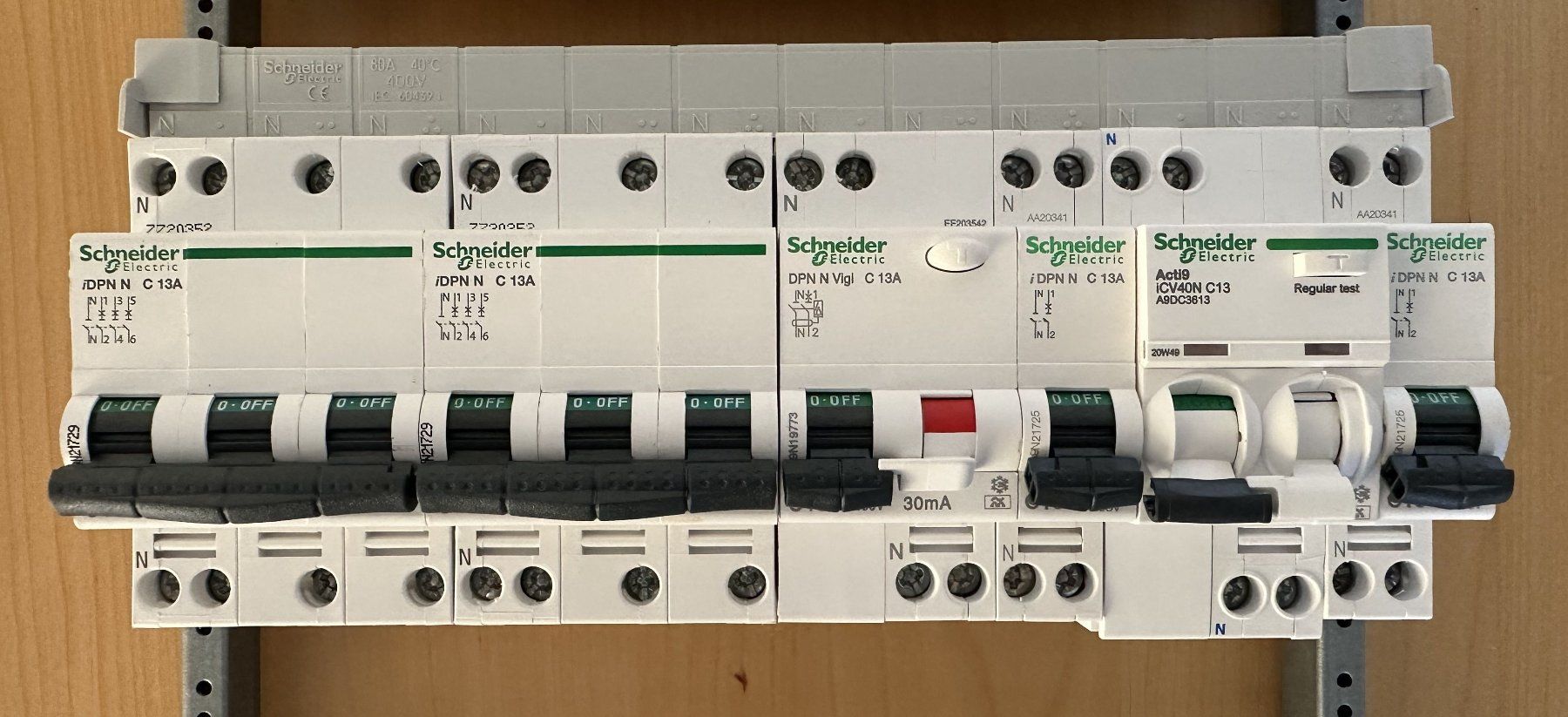 Schneider Interrupteurs: Schneider Electric - FI/LS - LS-Schalter – D'occasion à Dielsdorf par Empowered 3