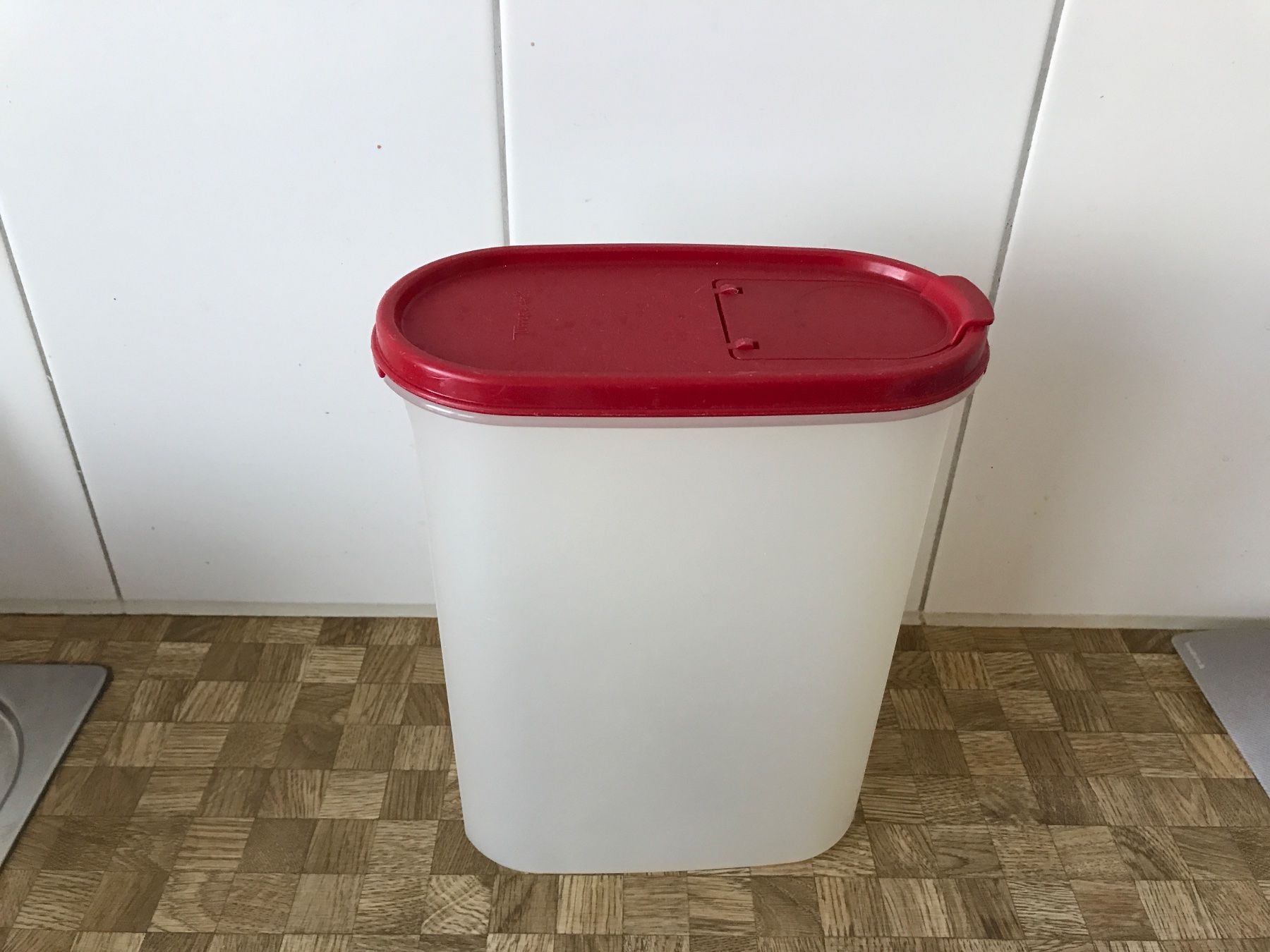 Tupperware Contenitori & Simili: Tupperware  grosser Vorratbehälter – Usato da Birmensdorf ZH venduto da Hilhan