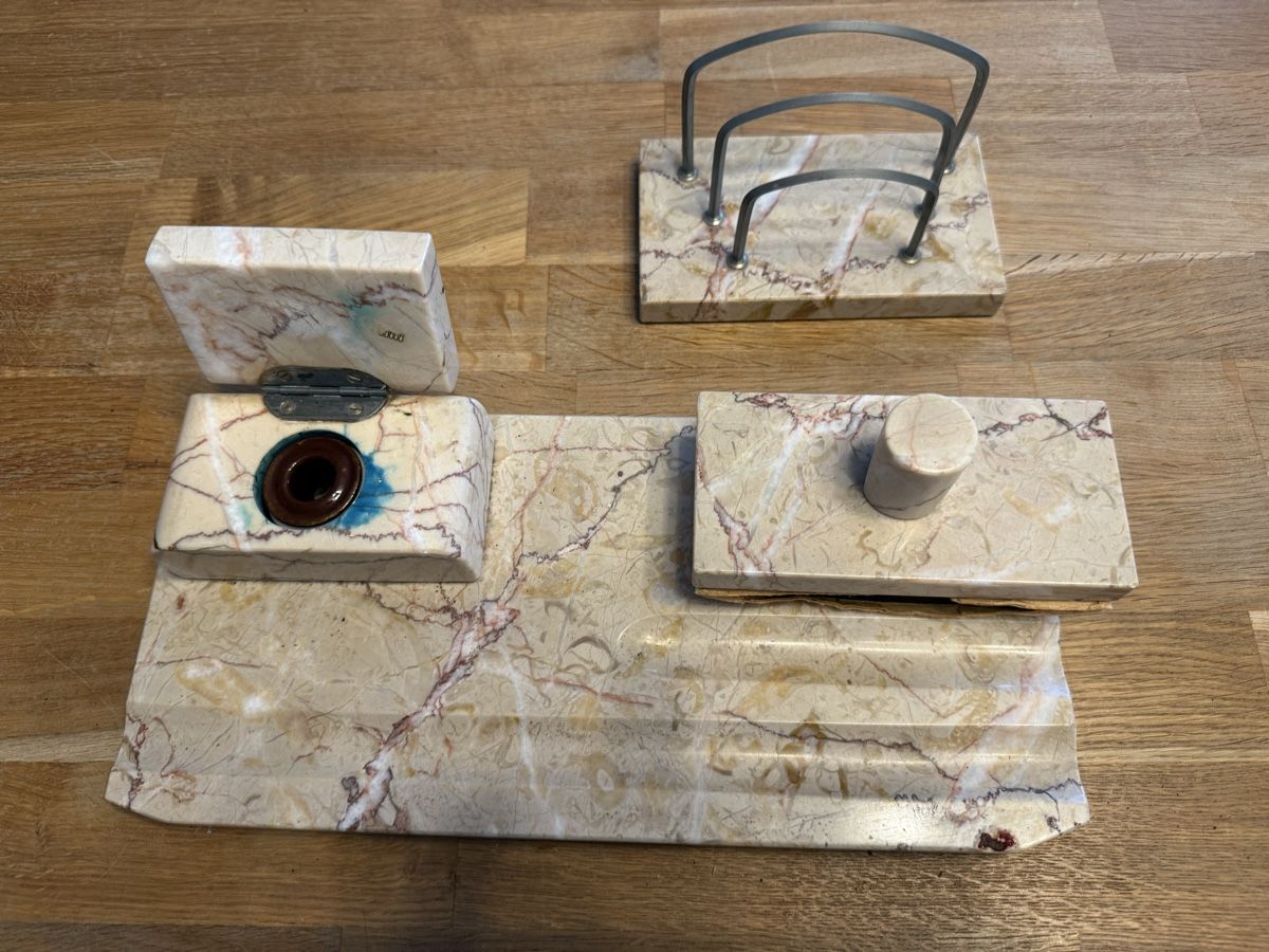 Altro in Antiquarato & Arte: Schreibtischset Marmor, mit Tintenfass & Briefhalter – Usato da Goldach venduto da Messerguru