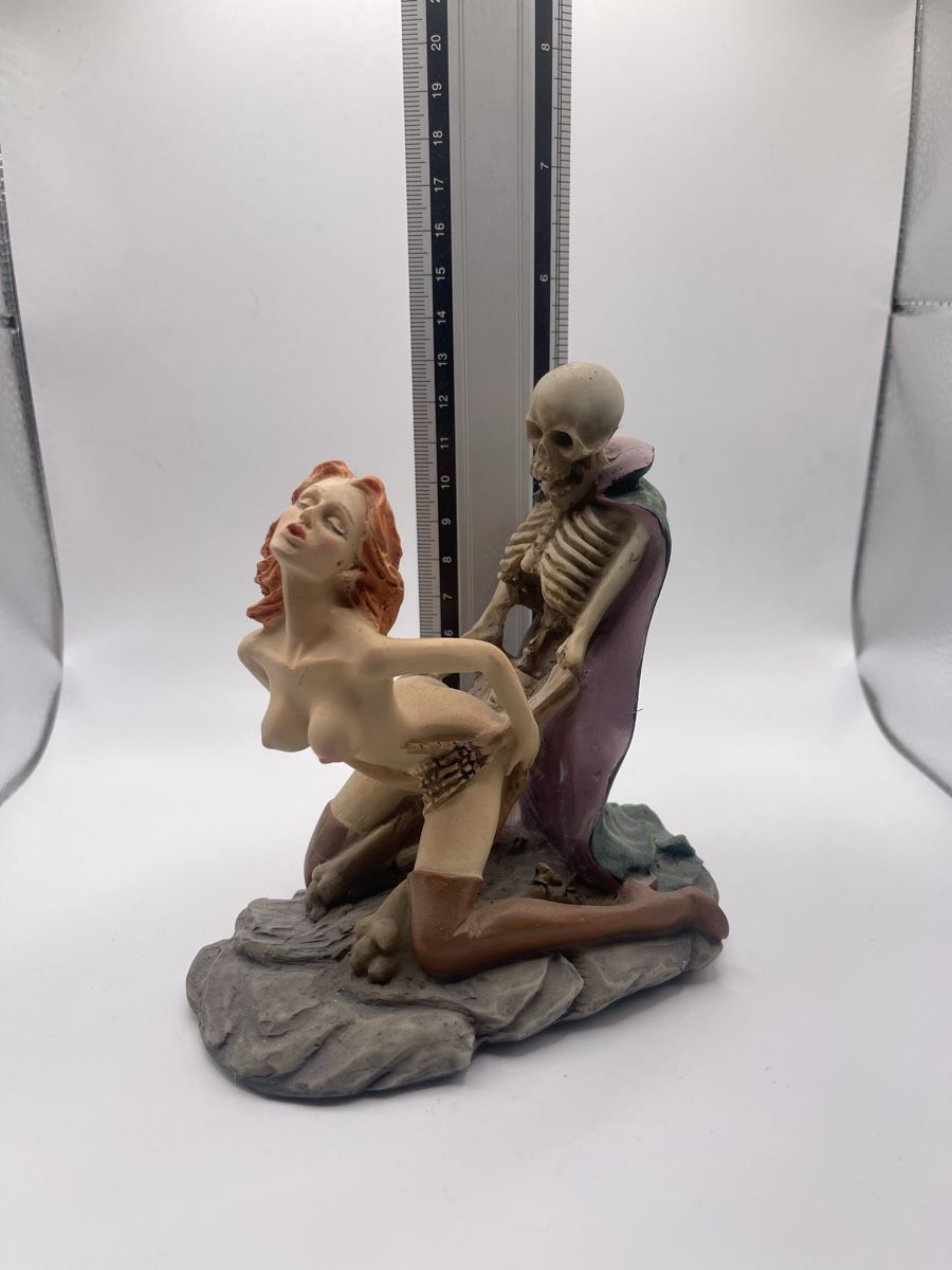 Statuette: Figur: Halloween Skeleton and Girl – Usato da Märstetten venduto da AlienNova