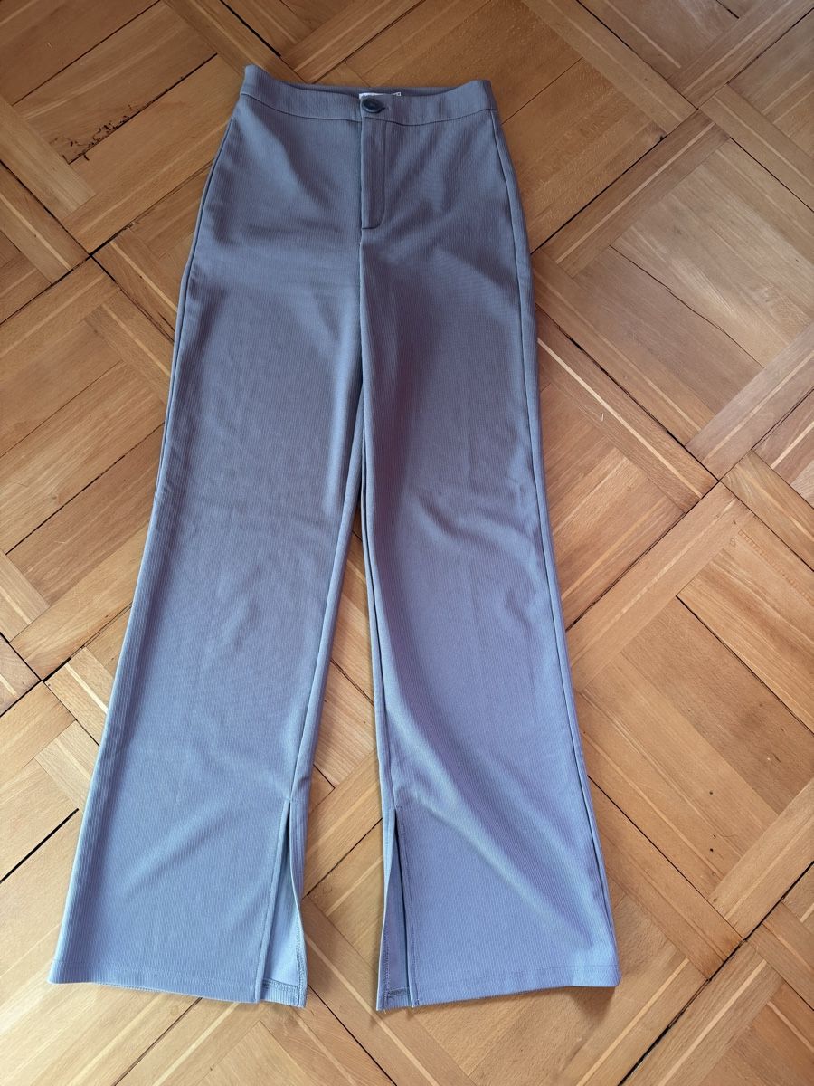 Stradivarius Pantaloni: Stradivarius Stoffhose mit Schlitzen, Gr. 36 – Usato da Romanshorn venduto da Apicel