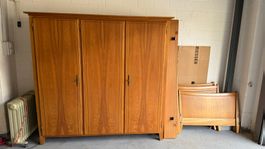 Schlafzimmer aus Ulmenholz (Schrank, 2 Bett, 2 Nachtttische)