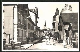 Vallorbe, scène de rue avec fontaine, vers 1920