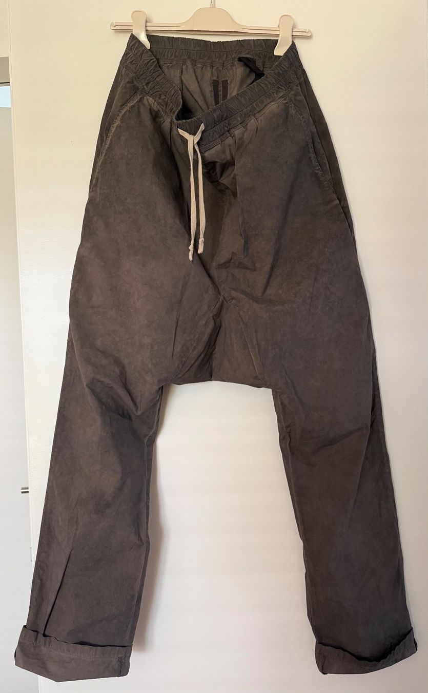 Rick Owens Pantaloni: Die Rick Owens DRKSHDW Drop Crotch Drawstring Hose – Usato da St.Gallen venduto da rtap