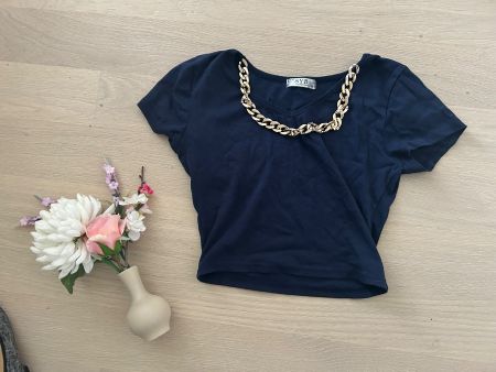 Schickes T-Shirt mit goldener Kette, neuwertig, Gr. M