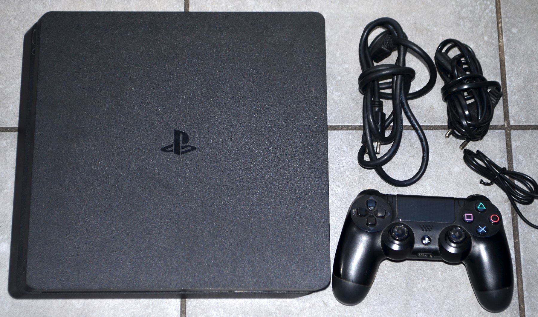 Sony Console: Playstation 4 / PS4 – Usato da Collonges venduto da arashee