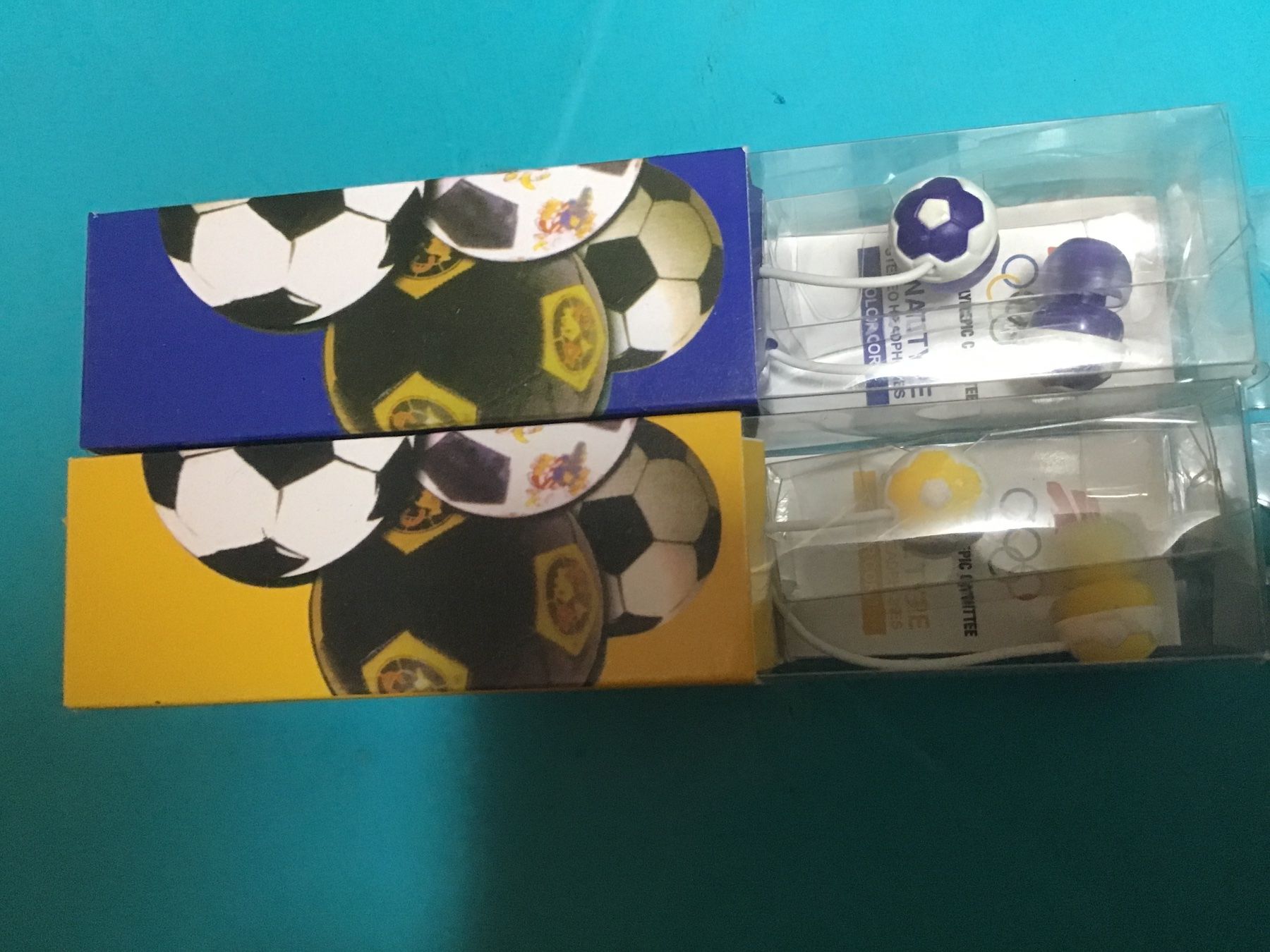 Kopfhörer: Lot de 53 écouteurs football – Neu und originalverpackt aus Lausanne von topthai 2