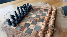 Schachbrett mit Figuren aus edlem Holz