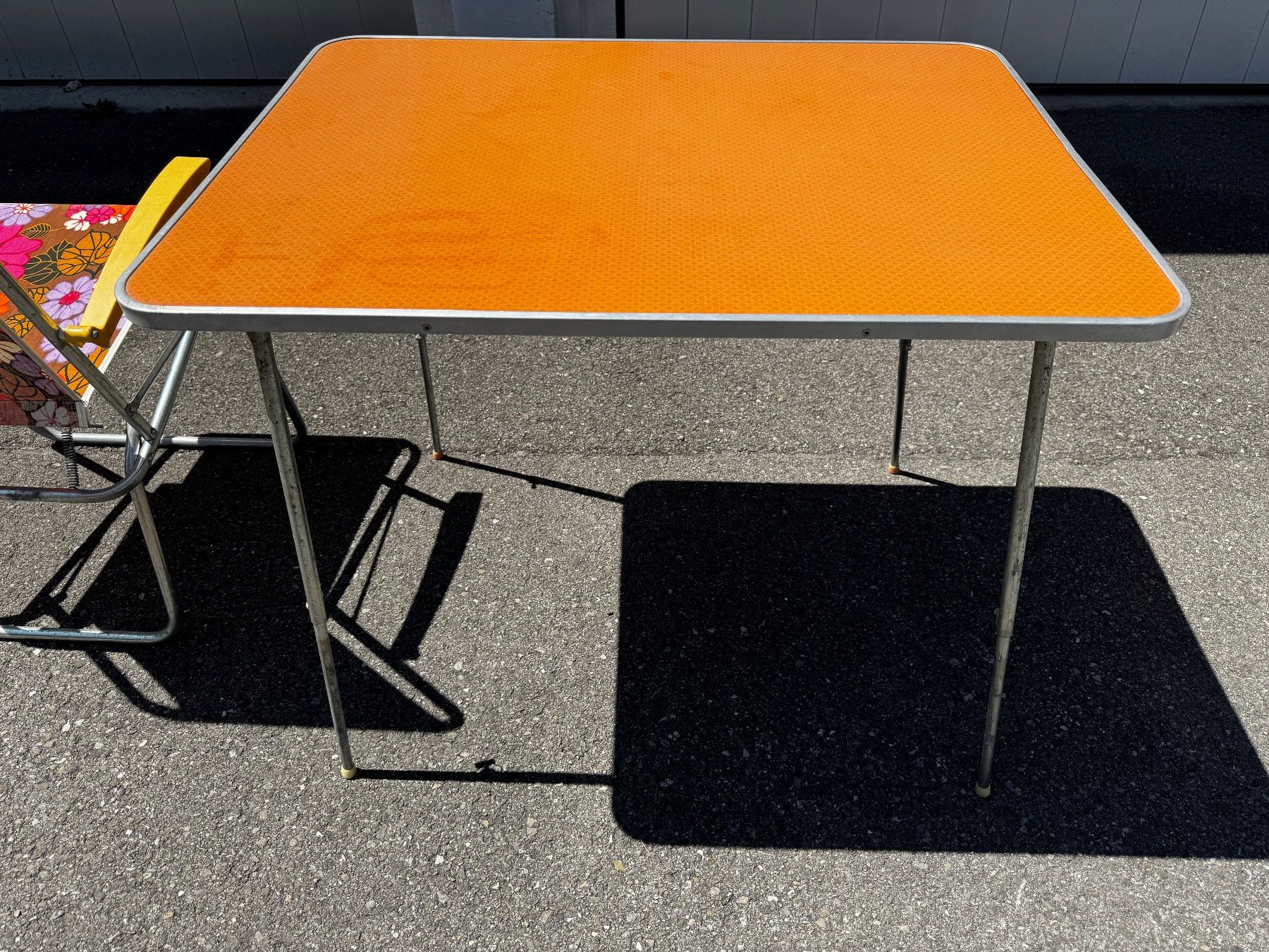 Set di tavolo e panche: RETRO Campingtisch und Klappstühle mit Grill – Usato da Lyss venduto da bue_mx2c 4