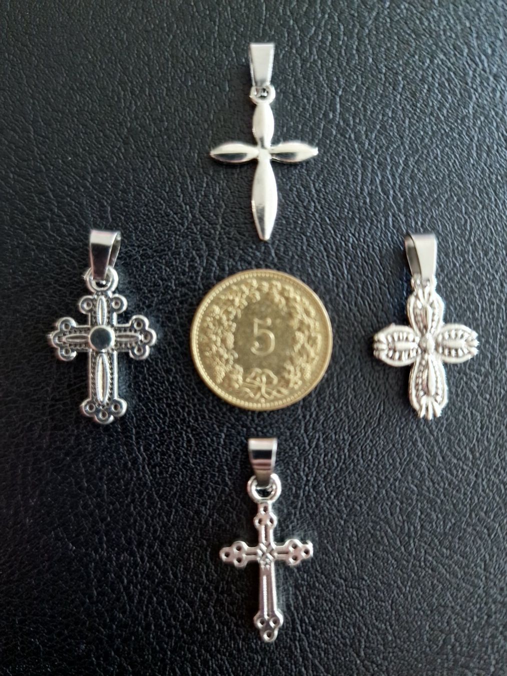 Ciondoli: 4 croix argentées, + trèfle à 4 feuilles – Nuovo e nell'imballaggio originale da Puidoux venduto da mic_c2fh