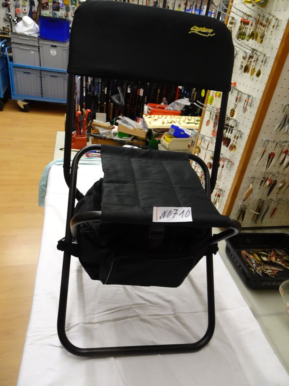 Sgabelli: Fischerklappstuhl mit integrierter Kühltasche (NEU!) – Nuovo (secondo la descrizione) da Uzwil venduto da koi02