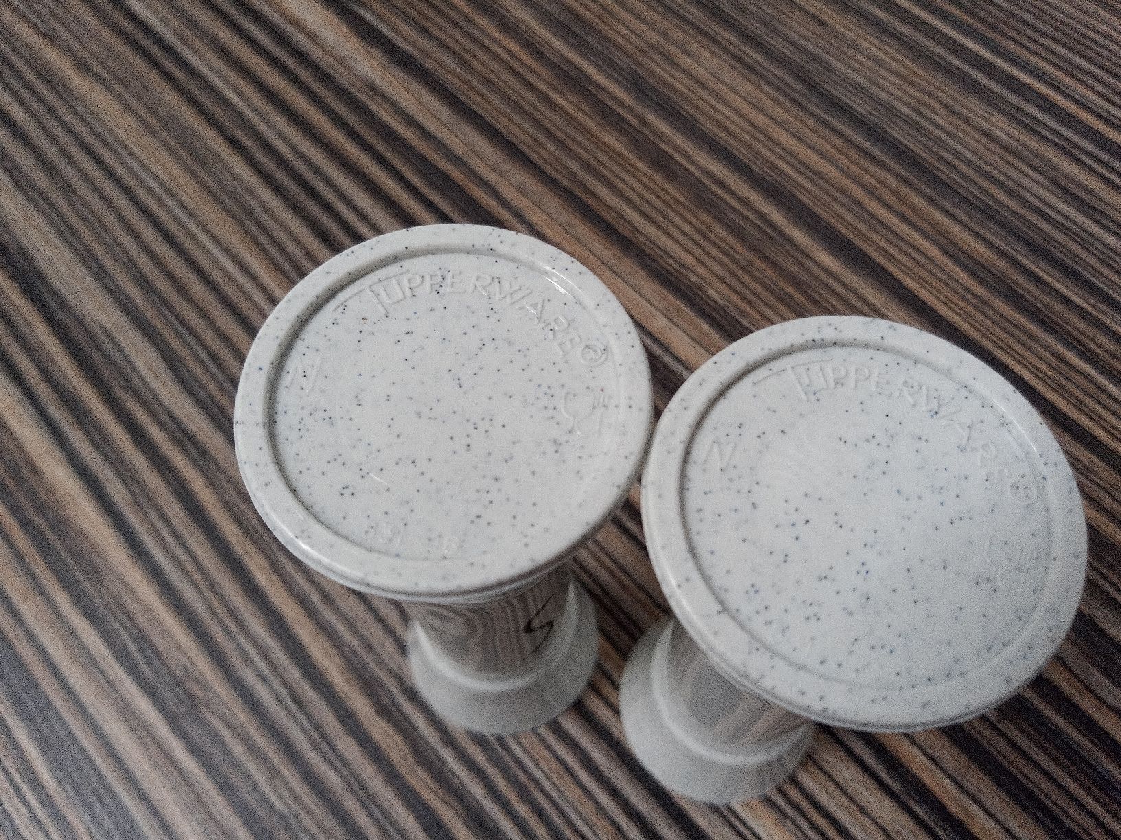 Tupperware Contenitori & Simili: Seltene Tupperware Salz und Pfefferstreuer mit Klappdeckel – Usato da Reiden venduto da Zofi-Brocki 5