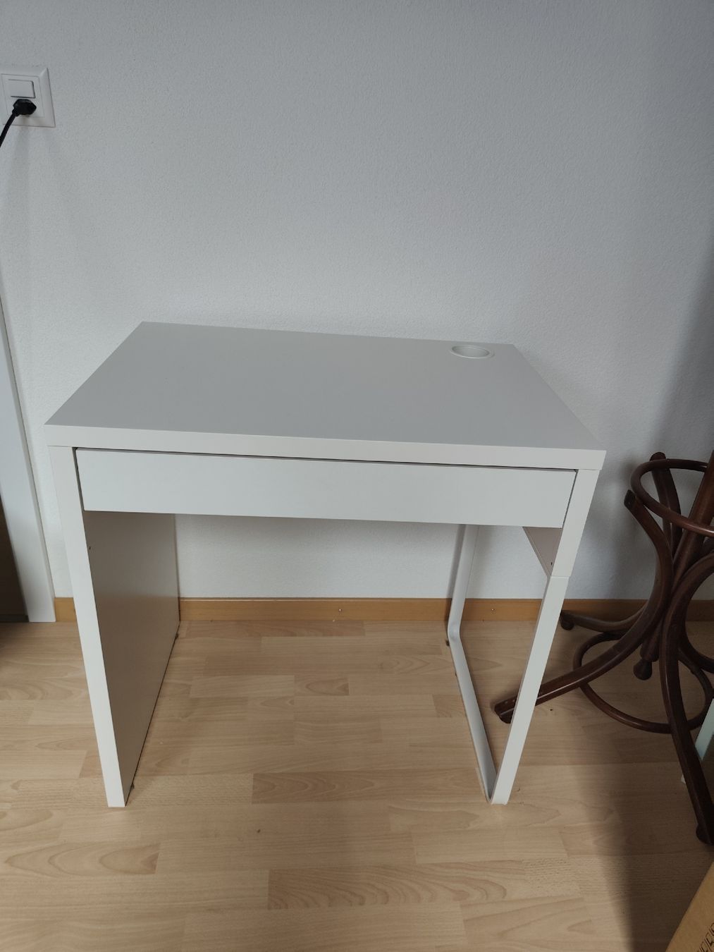 Schreibtische: Gebrauchter, schöner weisser Schreibtisch mit Schublade. – Gebraucht aus Hornussen von jessmon