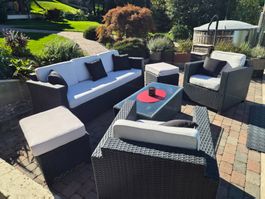 Gartenlounge Rattan Set schwarz mit Tisch und Hockern