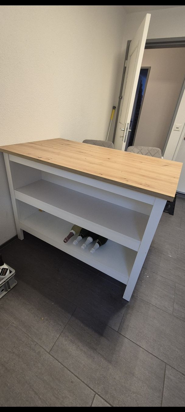 Komplettküchen: Kücheninsel inklusive Barhocker – Gebraucht aus St. Niklaus VS von Bruno_Silveira97
