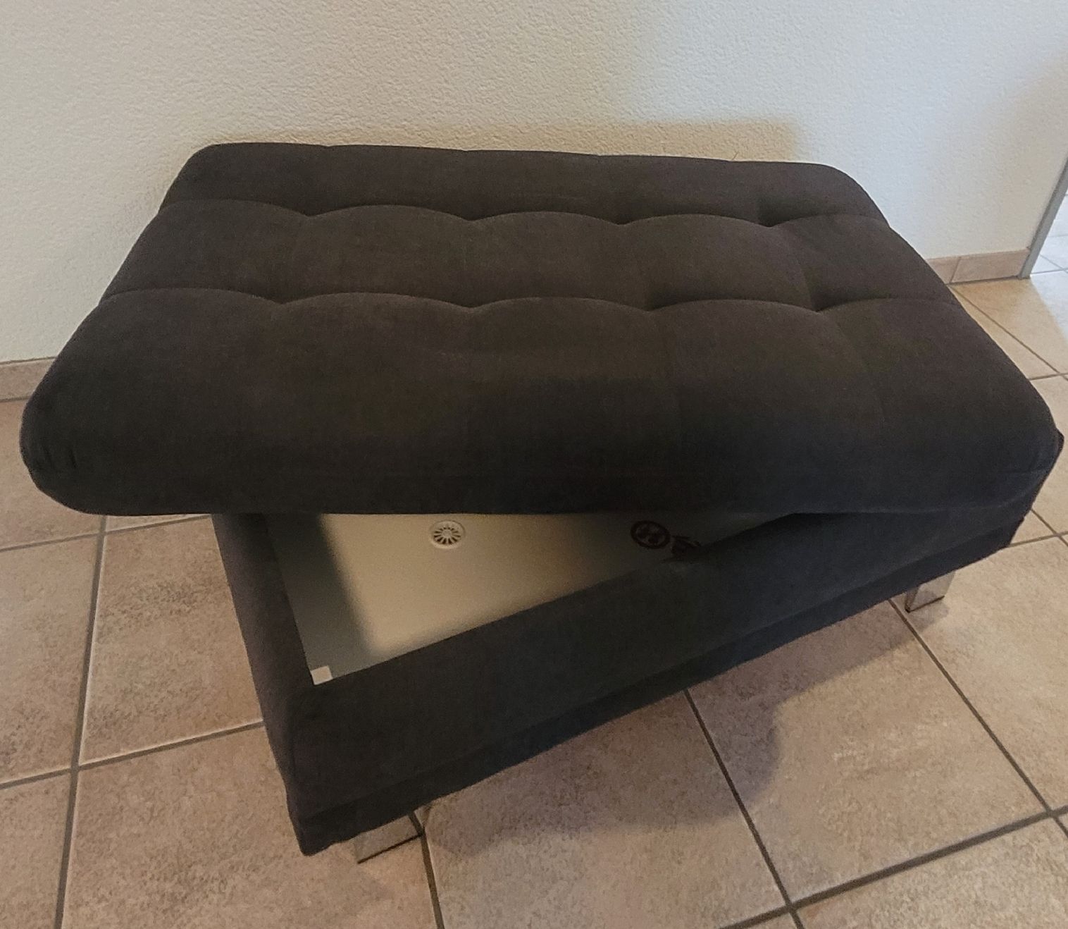 Sgabelli: Hocker mit Stauraum, dunkelgrau – Usato da Tuggen venduto da gubi2012 1