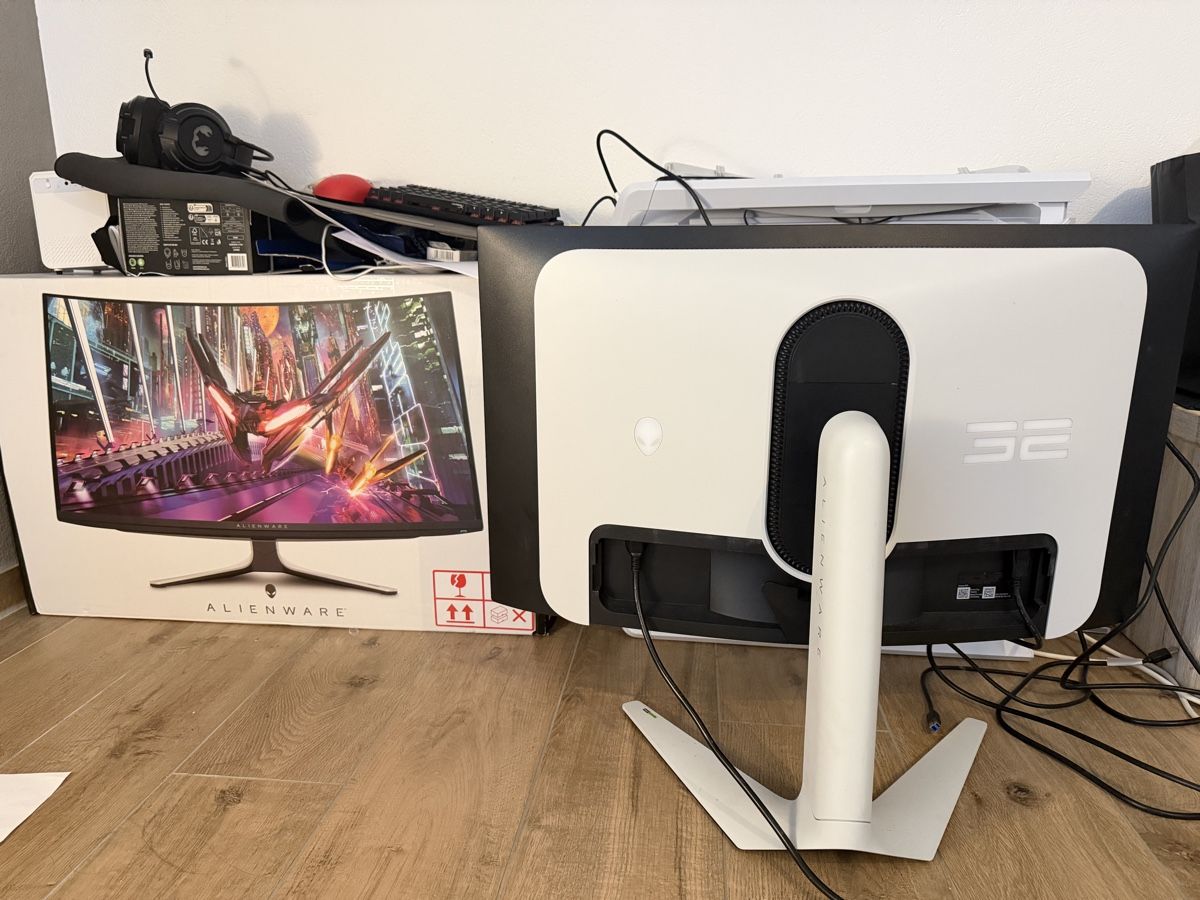 PC: Gaming desktop with Alienware monitor – Usato da Bulle venduto da pye_ddg7 7