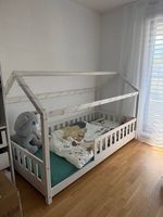 Hausbett-Kinderbett weiss mit Rausfallschutz und Matratze