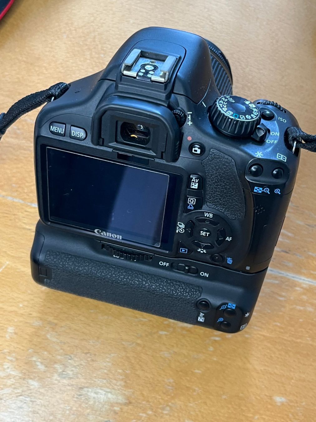 Canon Fotocamera: Canon EOS 550D Spiegelreflexkamera mit BG-E8 Griff – Usato da Beckenried venduto da Chris_Miguel 2