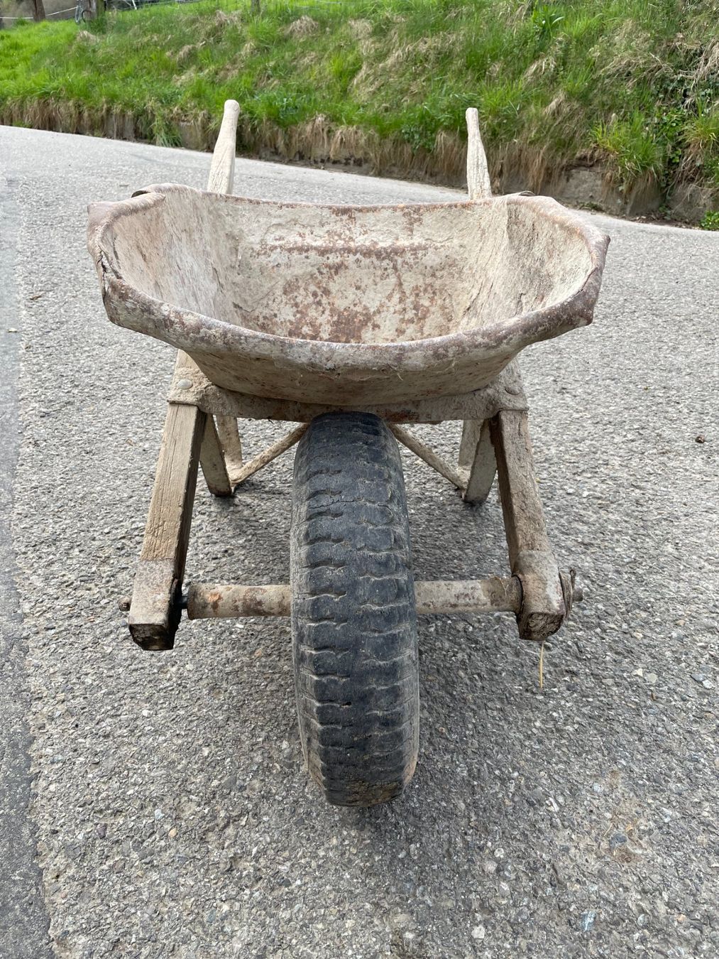 Carriole: Spitzboden-Karrette, Beton Schubkarre – Difettoso da Melchnau venduto da fritz946 2