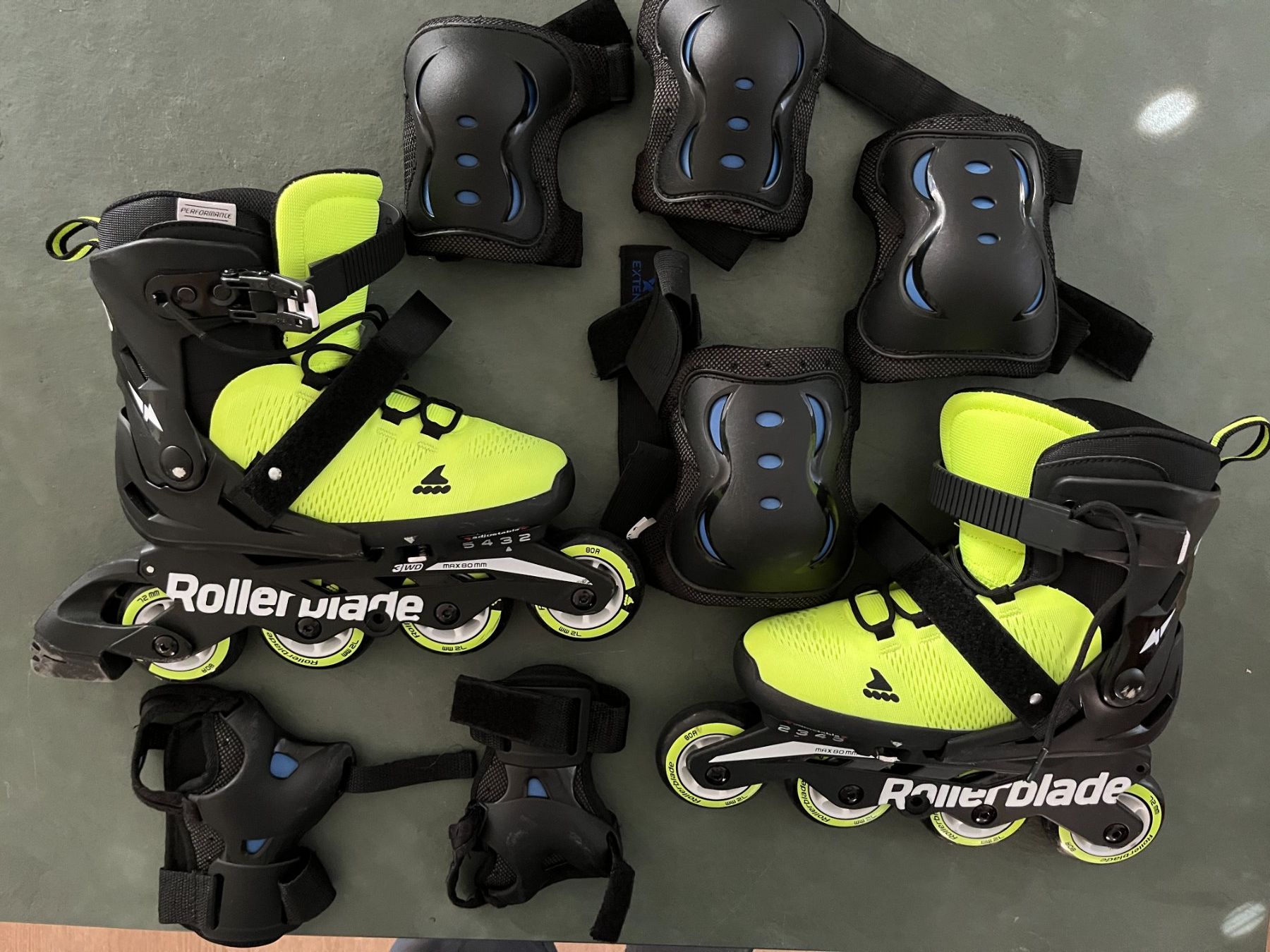 Pattini in linea & Pattini a rotelle: Rollerblades Microblades 33-36,5 – Usato da Lützelflüh-Goldb venduto da Fresu8