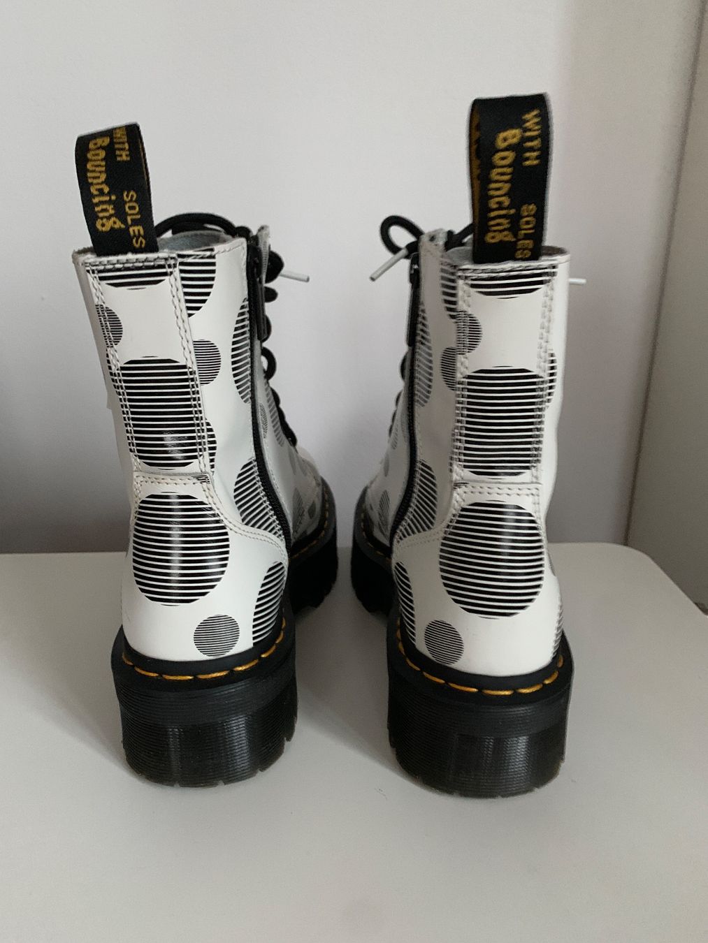Dr. Martens Damenschuhe: Dr. Martens: weiss gemusterte Jadon Boots, 39 – Gebraucht aus Luzern von designluzern 4