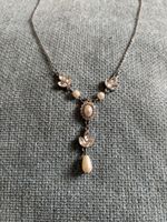 Collier fantaisie élégant avec perles et détails floraux