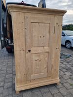 Antiker Fichtenschrank, massiv,  Restauriert