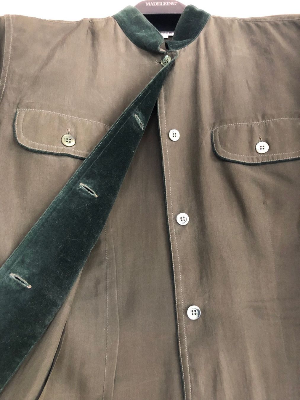 Camicette: Blouse en soie vert olive – Usato da Dotzigen venduto da SecondHandGems 3