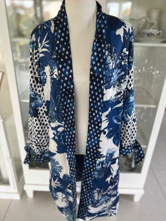 Sommerlicher Kimono, blau-weiss gemustert, Seide-Grösse M/38