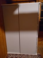 Kleiderschrank weiss mit Einlegeböden und Drahtkörben