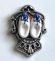 Pin mit Schuhen dreidimensional