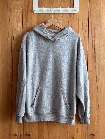 Grauer Kapuzenpullover Hoodie oversized gemütlich
