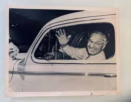 Foto 1945 President Truman in einem neuen Ford