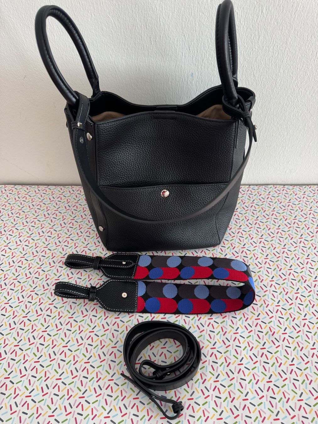 Sacs femmes: Sac seau cuir noir neuf – D'occasion à Carouge GE par Myr_hbt9 1