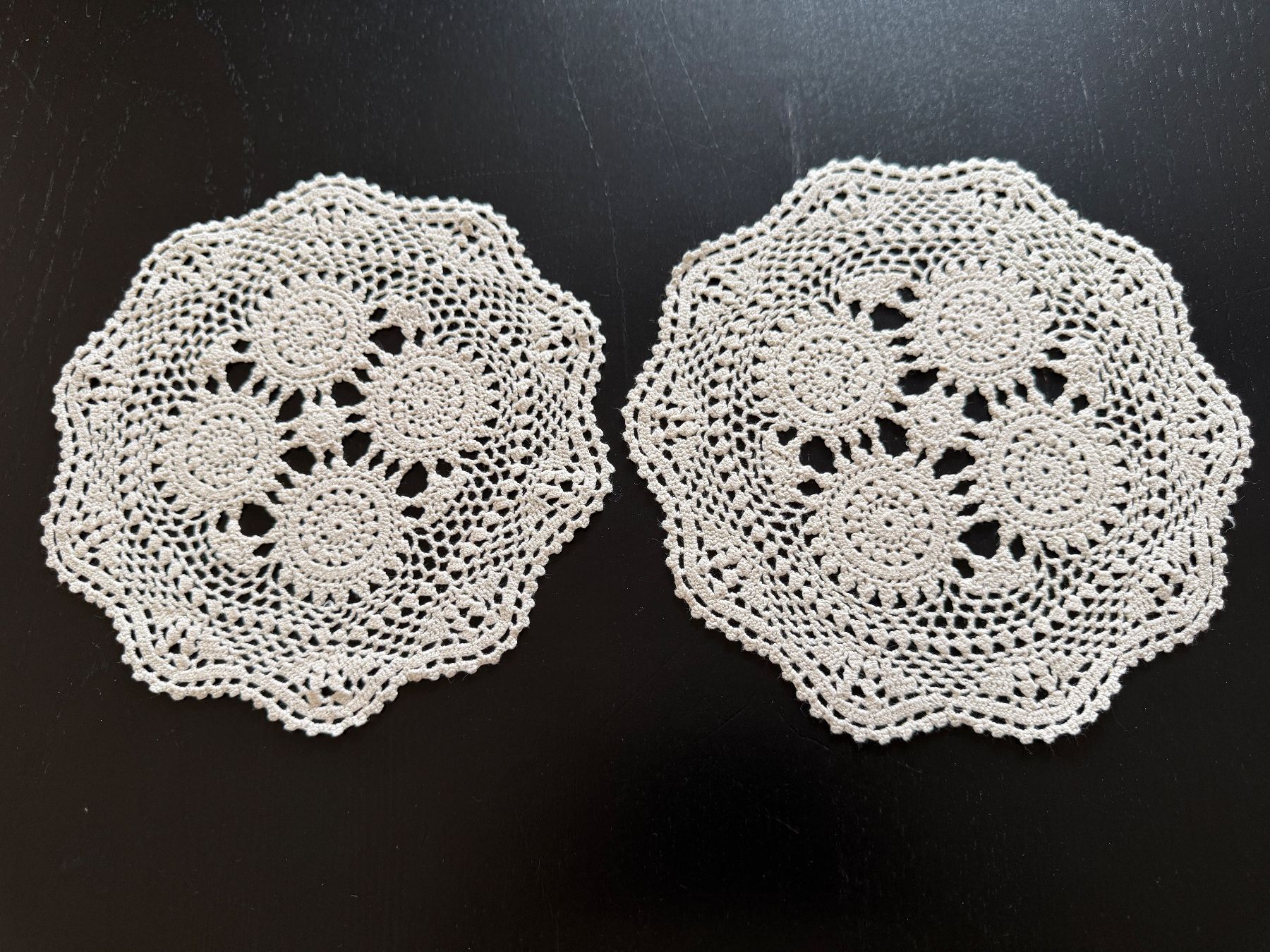 Sottobicchieri: 2er Set Handgemachte Spitzen-Deckchen mit Blumenmuster – Usato da Erstfeld venduto da Uhu1980