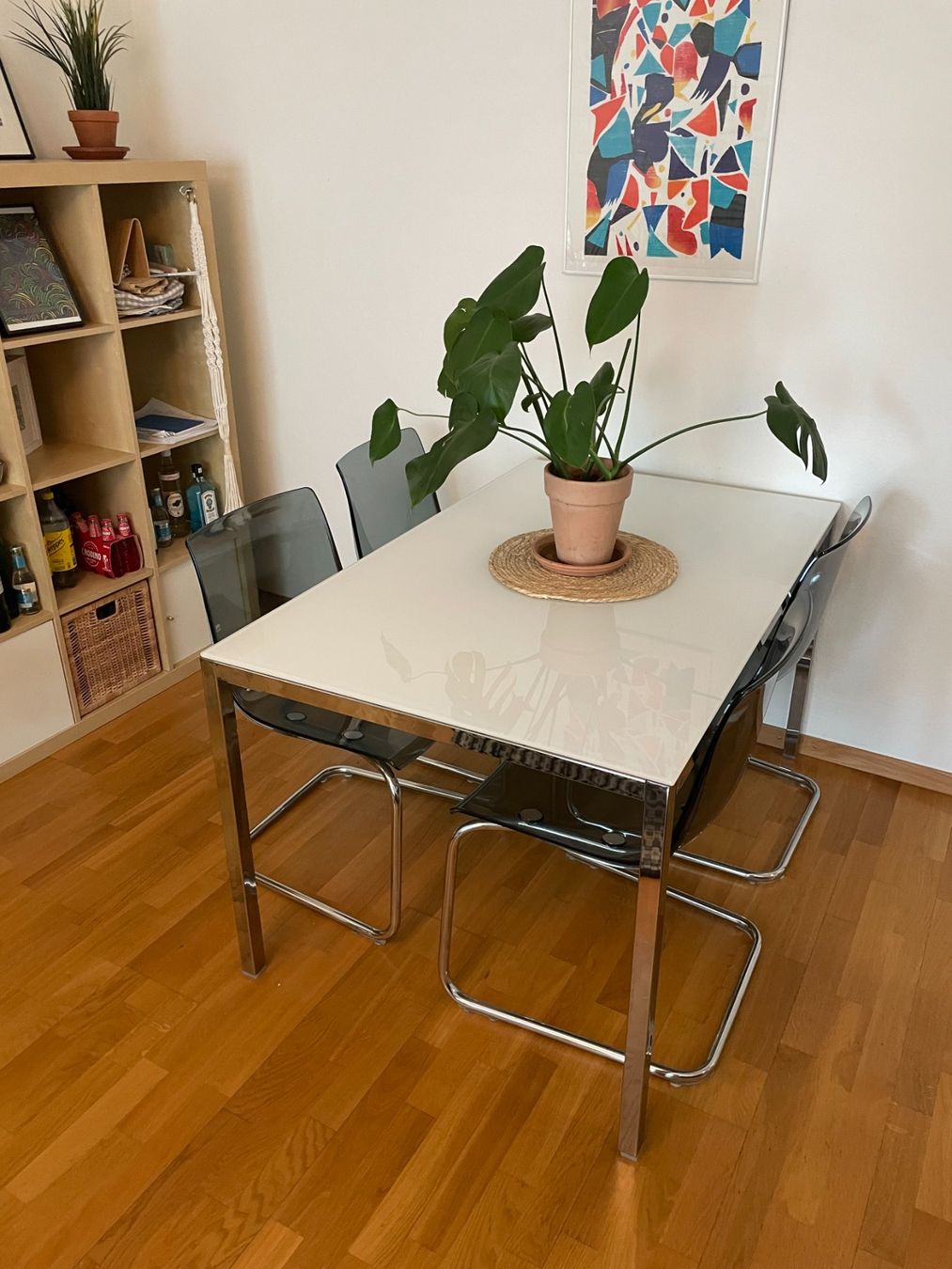 Set de table et chaises: Modern dining table with 4 chairs – D'occasion à Zürich par carlaferico 1