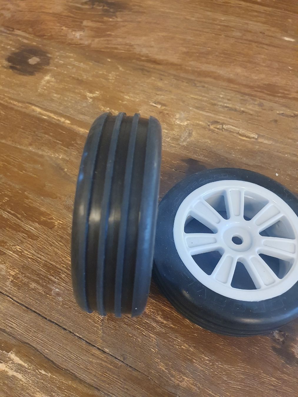 Modellismo RC: RC Buggy Rillenreifen vorne – Nuovo (secondo la descrizione) da Pfäffikon ZH venduto da Domdalion 1