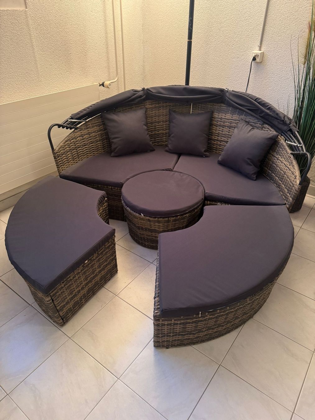 Liegen & Liegestühle: Rattanlounge Rund mit Sonnendach – Neu (gemäss Beschreibung) aus Büren NW von pinot19