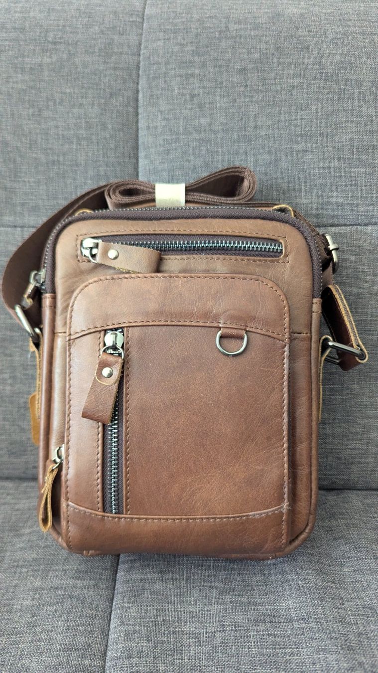 Taschen: Modische, kompakte Umhängtasche aus echtem Leder - NEU – Neu und originalverpackt aus Wichtrach von itstrue