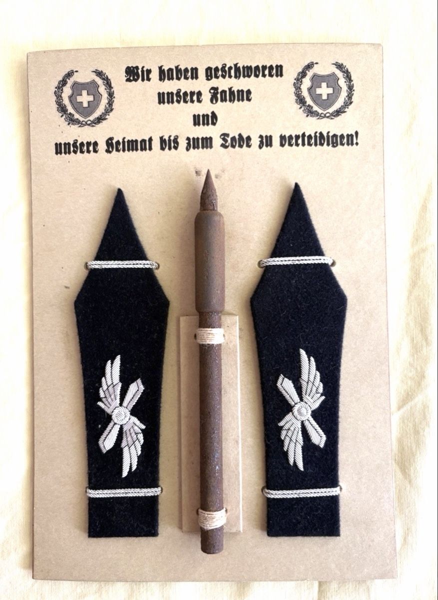 Schweizer Armee Uniformi: Flieger Ärmelabzeichen und Pfeil Schweizer Armee – Usato da Berikon venduto da DGC-1995