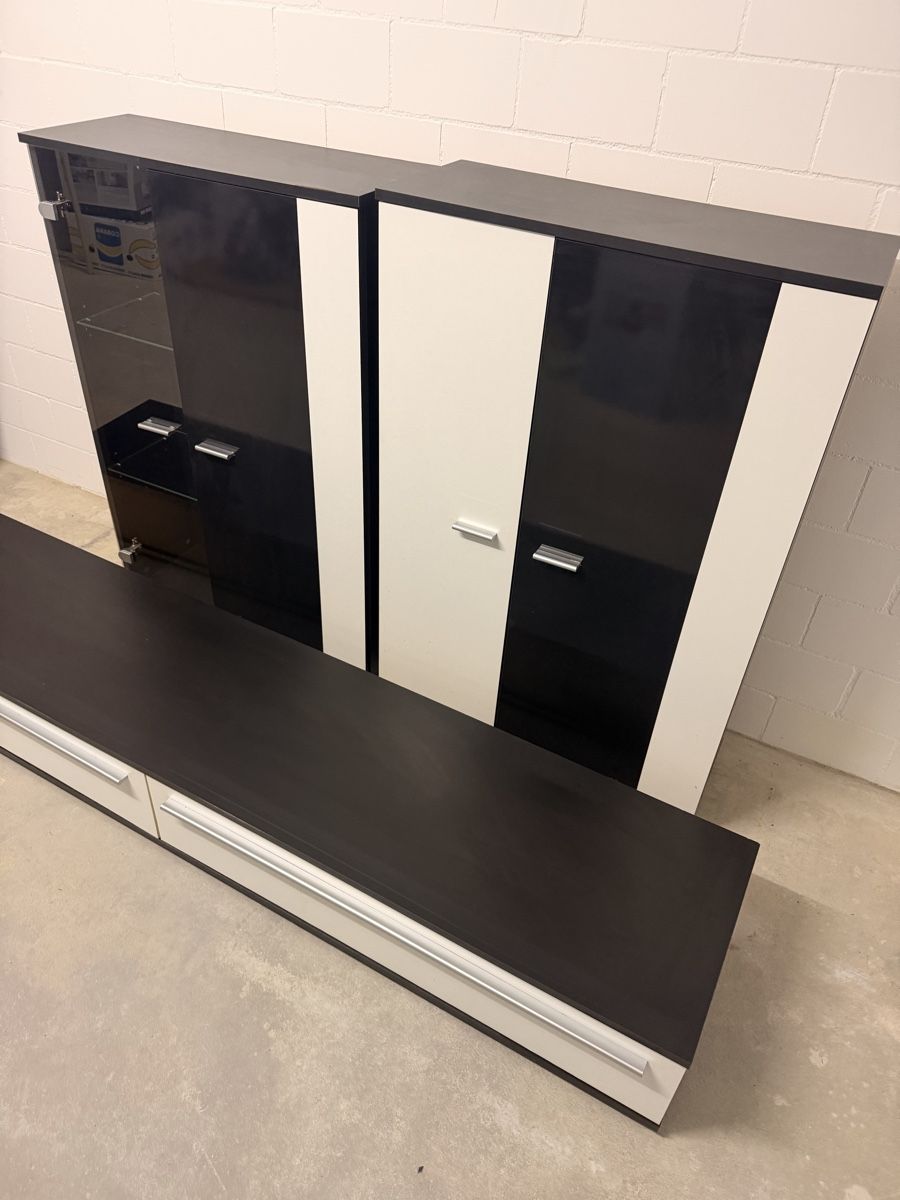 Vitrinen: Wohnwand schwarz weiss mit Glasvitrine – Gebraucht aus Balterswil von new_one-123 1